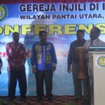 Ketua Gereja GIDI Wilayah Pantai Utara, Pdt. Iker Kogoya ketika membuka Konfrensi ke II di Hotel Sahid Jayapura, Selasa (1292017) siang. (NiusPapuaSatu.com)