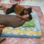 Terlihat Orang sedang memeluknya anaknya yang sudah meninggal dunia usai gantung diri di kamar Mandi, jumat (892017) sore. (IstPapuaSatu.com)