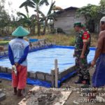 Anggota Koramil 1710-02 Timika bantu Warga Kampung Samurai Kelurahan Kamoro Jaya buat kolam ikan