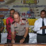 Kapolda Papua Irjen Pol Drs. Saat menandatangani Deklarasi Papeda bersama Bawaslu, KPU Papua dan Kasdam serta Rektor Uncen, Kamis (8-2-2018). (Ist-PapuaSatu.com)