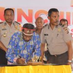 Para Kepala suku saat menandatangani berita acara pernyataan sikap bersama