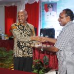 Pdt. Viktor Mambrasar mewakili masyarakat menyerakan hasil Musrembang Kota kepada Walikota Jayapura Benhur Tomi Mano