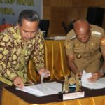 Penandatangan Kerjasama Kanwil Dirjen Pajak dan Pemerintah Kota Jayapura yang dilakukan oleh Kakanwil Direktorat Jenderal pajak Papua Maluku Wansepta Nirwanda bersama Walikota jayapua Benhur Tomi Mano