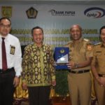 Penyerahan Penghargaan oleh KPP Pratama kepada Pemerintah Kota Jayapura sebagai Data tertinggi pembayaran pajak dana kampung di wilayah Kantor Pelayanan Pajak (KPP) Pratama Jayapura