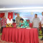 Wakil Ketua DPRD Kota Jayapura Elia Kakruri saat menandatangani Berita Acara hasil Musrembang Tingkat Kota Jayapura