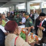 Walikota membeli dagangan yang dijual