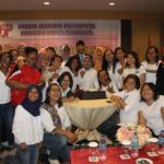 Foto bersama Walikota Jayapura Benhur Tomi Mano bersama peserta Focus Group Discusion (FGD).