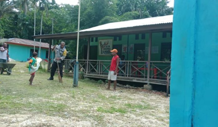 Bhabinkamtibmas Kampung Yomdori Bantu Persiapkan TPS