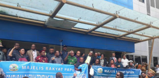 Susana anggota Majelis Rakyat Papua (MRP) melakukan aksi demo damai di halaman Kantor Pengadilan Pajak Jakarta, pada Selasa (31/7/2018).