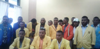 Ketua BEM Uncen Fery Gombo bersama rekan-rekannya, saat memberikan keterangan pers di Uncen-Jayapura, Senin (30/7/2018)