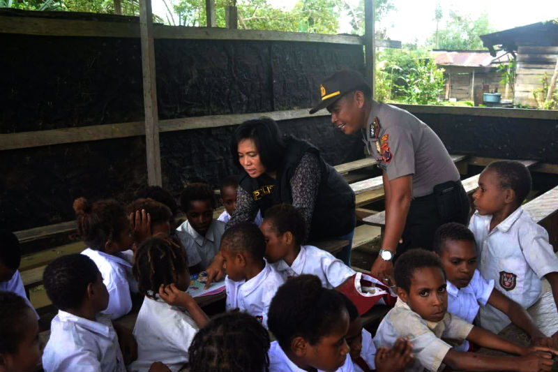 Tim Binmas Noken Polda Papua sedang mengedukasi para murid