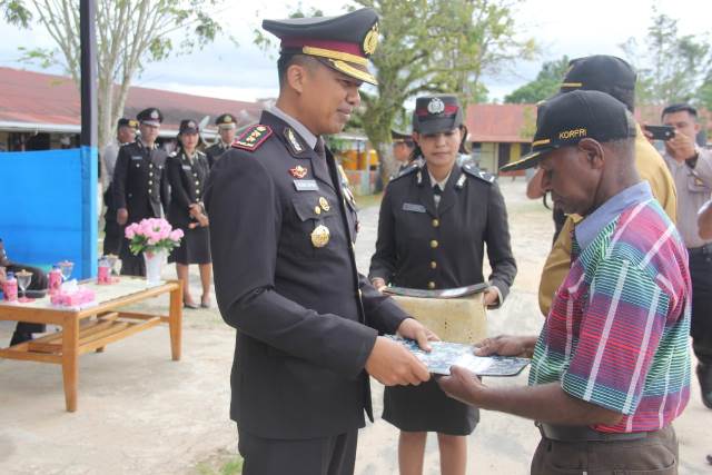 Kapolres Mappi beri penghargaan kepada aparat kampung berprestasi