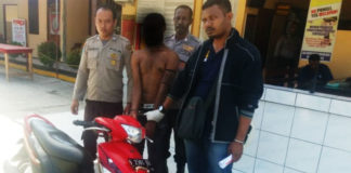 Pihak kepolisian Sektor Polsek Sentani Kota saat mengamankan Pelaku Curanmor, di Polsek Sentani Kota Senin (30/7/2018).