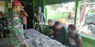 Tersangka bersama barang bukti 76 paket ganja siap edar yang berhasil diamankan Satgas Yonif Para Raider 501 Kostrad, Pos Ramil Muara Tami dari tangan lima orang tersangka.