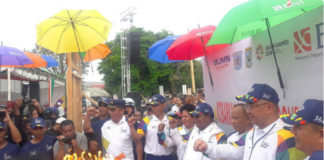 Prosesi pengantaran api Asian Games sebelum diterbangkan dari Sorong ke Makassar menggunakan pesawat C-130HS Hercules TNI AU, Sabtu (28/7/2018)