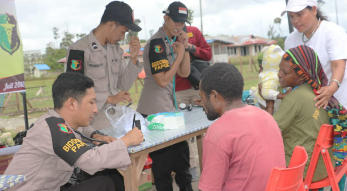 Pengobatan massal yang digelar Bid Dokes Polda Papua di Kota Kenyam, Kabupaten Nduga