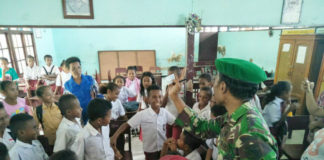 Tampak ratusan mahasiswa SDN Cina Tua kabupaten Kepulauan Yapen ketika mengikuti lomba, Sabtu (28/07/2018)
