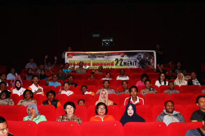 Suasana nonton bareng film berjudul 22 Menit di Studio XXI Mall Jayapura