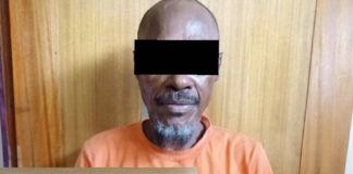 Kakek berinisial AY (55) yang diduga kuat pemilik Narkotika jenis ganja dan barang bukti ganja yang berhasil disita polisi.