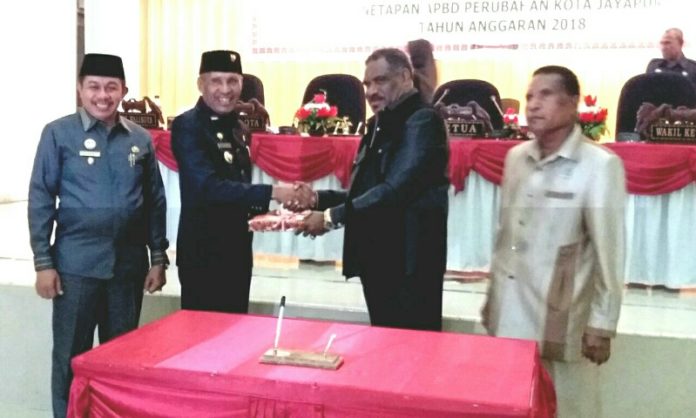 Ketua DPRD Kota Jayapura Abisai Rollo, SH menyerahkan Perda APBD Perubahan yang telah ditetapkan kepada Walikota Jayapura Dr.Drs. Benhur Tomi Mano MM.