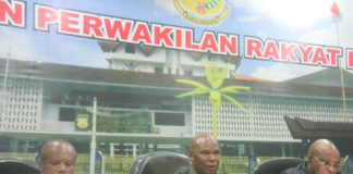 Anggota DPR Papua, Ruben Magay didamping Elvis Tabuni dan Yonas Nussy, saat memberikan keterangan pers di DPR Papua, Senin (6/8/2018
