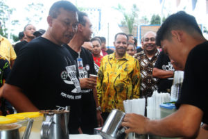 Wakil Ketua Komisi II DPR Papua, Deert Tabuni bersama Penjabat Gubernur dan Kepala BI ketika meminum hasil kopi Papua dalam Vestifial Kopi Papua di Halaman BI-Kota Jayapura