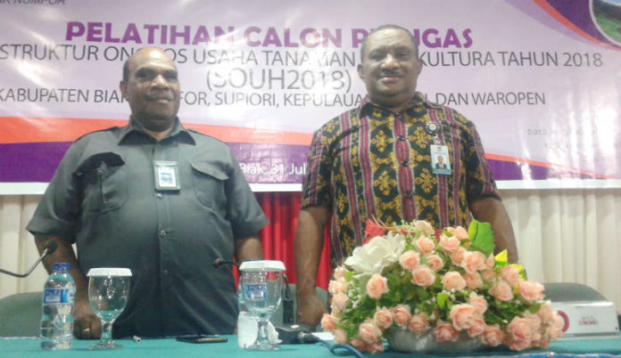 Kepala Badan Pusat Statistik Provinsi Papua, Simon Sapary M.Sc (kanan) dalam kesempatan membuka pelatihan tenaga survay SOUH di Biak