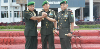 Pangdam XVII/Cenderawasih Mayjen TNI George Elnadus Supit, Sos. Bersalam komando usai serah terima jabatan Danrem 174/ATW dari Brigjen TNI Asep Setia Gunawan, S.I.P., kepada Kolonel Inf R.Agus Abdurrauf, S.I.P.