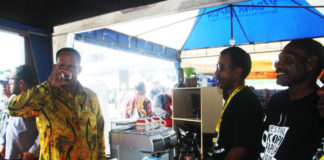 Wakil Ketua Komisi II DPR Papua, Deert Tabuni ketika mencoba kopi asal Papua dalam Vestifal Kopi Papua di Halaman BI-Kota Jayapura, Sabtu 3 Agutsus 2018