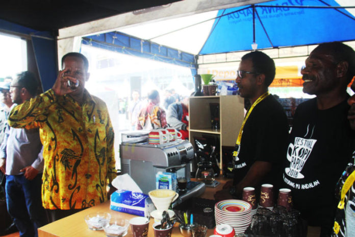 Wakil Ketua Komisi II DPR Papua, Deert Tabuni ketika mencoba kopi asal Papua dalam Vestifal Kopi Papua di Halaman BI-Kota Jayapura, Sabtu 3 Agutsus 2018
