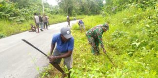 Babinsa Koramil 1710-07/Mapurujaya, Kopda Niksen Rumamina saat mengikuti kerja bhakti di Tipuka, Senin (20/08/2018)