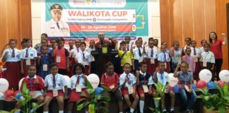 Caption : Walikota Jayapura Benhur Tomi Mano bersama Putra Putri Papua yang mengikuti lomba Walikota Cup.