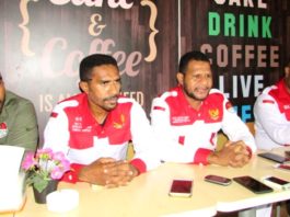 Hendrik Yanca Udam (Ketua Umum Dewan Pimpinan Nasional Gerakan Rakyat Cinta NKRI) bersama para aktifis Gerakan Rakyat Cinta NKRI saat memberi keterangan pers di Jayapura, Selasa (14/8/2018)