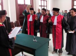 Tiga hakim ad-hoc PHI saat diambil sumpah dan dilantik di Pengadilan Negeri Klas1a Jayapura, Senin (20/8/2018)