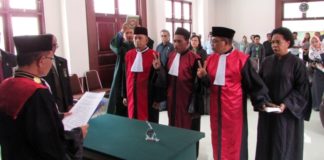 Tiga hakim ad-hoc PHI saat diambil sumpah dan dilantik di Pengadilan Negeri Klas1a Jayapura, Senin (20/8/2018)