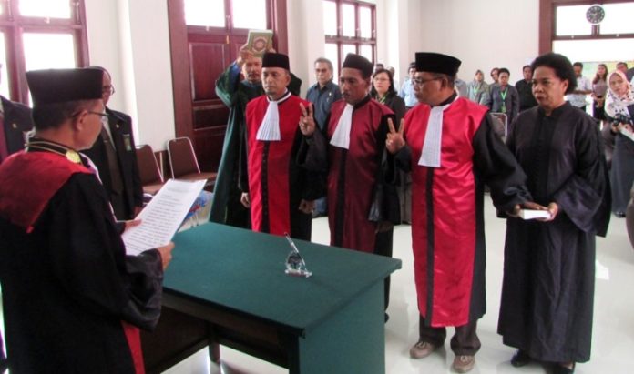 Tiga hakim ad-hoc PHI saat diambil sumpah dan dilantik di Pengadilan Negeri Klas1a Jayapura, Senin (20/8/2018)