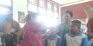 Kepala Dinas Kesehatan Kabupaten Biak Numfor, dr. Daisy Ch. Urbinas didampingi Asisten I, Frit Senandy saat memberikan imunisasi Rubella bagi anak di SD Santo Yoseph 2 Biak