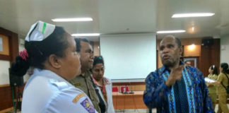 Caption : Ketua DPR Papua saat bincang-bincang dengan petugas RSUD Dok II Jayapura dalam kunjungan kerja bersama rombongan, Senin (27/8/2018). Berti Pahabol/PapuaSatu.com