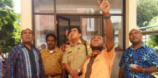 Caption : Ketua DPR Papua, Yunus Wonda didampingi Ketua Komisi V DPR Papua, Yan Permenas Mandenas, S.Sos, MSi ketika mengunjungi RSUD Jayapura, Senin (27/8/2018). Foto : Ist/PapuaSatu.com