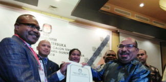 Ketua KPU Papua, Theodorus Kossay menyerahkan SK penetapan pasangan Gubernur dan Wakil Gubernur terpilih kepada Gubernur Papua terpilih, Lukas Enembe di hotel Grand Abe, Kota Jayapura