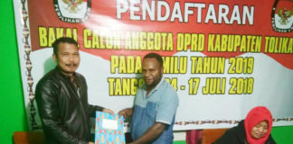 Operator Partai Demokrat Kabupaten Tolikara, Natan Wanimbo saat tanda terima Penerimaan dan Penelitian Kelengkapan dan Keabsaan. Rabu (1/8/2018) malam