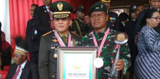 Pangdam XVII/Cenderawasih Mayjen TNI George Elnadus Supit ketika foto bersama dengan Serka Heri Purnomo yang berhasil memecahkan rekor dunia pemecahan batu beton behel sebanyak 201 buah