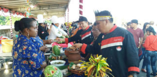 Para Juri yang terdiri dari Drs. Edy Soekamto, Damino, SST. Par dan Laura Hole saat mencicipi masakan peserta lomba pameran kuliner di Festifal Teluk Homboldt