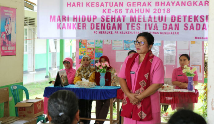 Ketua Bhayangkari Cabang Merauke dr.Sandra Bulan Marpaung saat memberi arahan pada kegiatan pemeriksaan IVA gratis di Puskesmas Naukenjerai