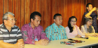 Penjabat Gubernur Papua, Brigjen (Purn) Soedarmo saat memberi keterangan pers