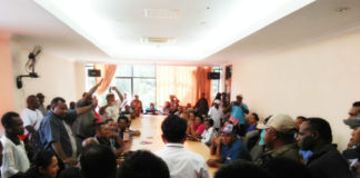 Pertemuan Kepala Dinas PUPR Papua, Djuli Mambaya, ST bersama ratusan pengusaha GEL Papua di ruang rapat dinas PUPR Papua