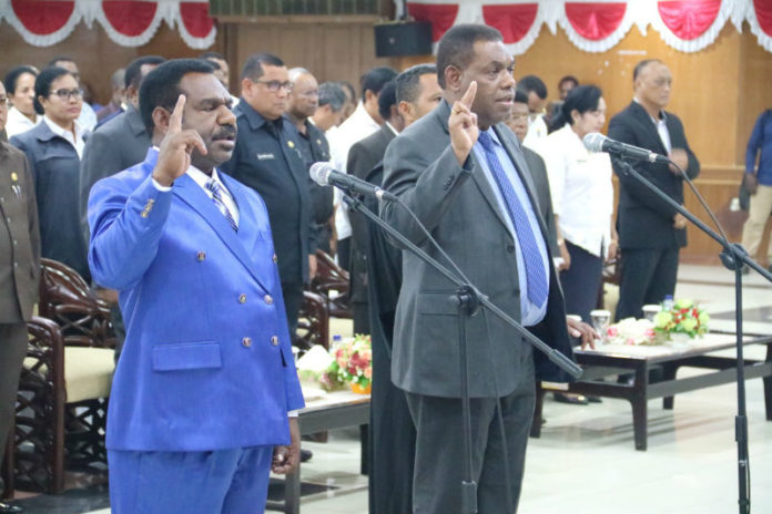 Proses pelantikan 4 Pejabat Tinggi Pratama di lingkungan Pemerintah Provinsi Papua, di Sasana Krida Kantor Gubernur Papua, Dok II Kota Jayapura