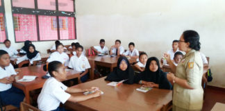 Kepala Sekolah SMP Negeri 6 Jayapura Purnama Sinaga saat berkonsultasi dengan para siswa, Selasa (31/7/2018). Foto