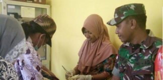 Salah Satu Anggota babinsa Koramil 1707-05 Merauke Serda Piter Mahajani ketika mendampingi Proses Khitanan Massal yang diselenggarakan IBI, di Puskesmas Jegebob kabupaten Merauke