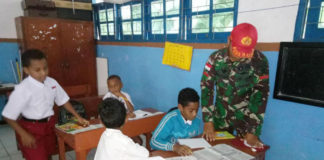 Satgas Yonif Para Raider 501 Kostrad Pos Nafri saat membantu mengajar di SDN Inpres Nafri